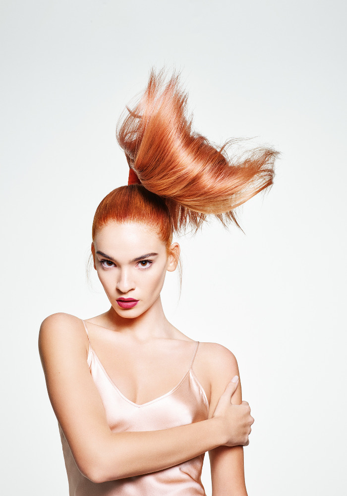 Modelka s vysokým měděným stylingem